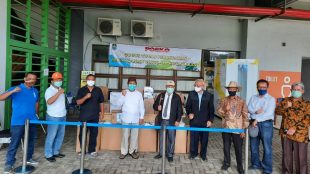 Huria Kristen Batak Protestan (HKBP) Distrik XIX Bekasi serahkan bantuan ke Pemkot Bekasi di Posko Gugus Tugas Covid-19 Stadion Patriot Chandrabhaga Kota Bekasi, Sabtu 2/5/2020 (dok. KM)