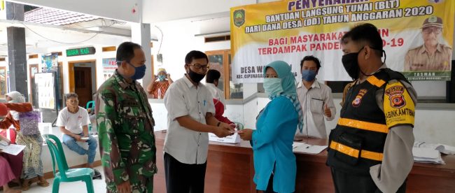 Kepala Desa Wanasari, Kecamatan Cipunagara, Kabupaten Subang, menyerahkan BLT kepada warganya, Rabu 6/5/2020 (dok. KM)
