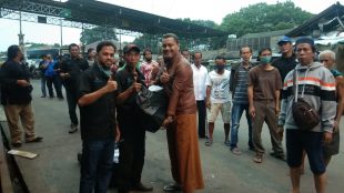 Pemimpin Umum dan Pemimpin Redaksi Kupas Merdeka menyerahkan secara simbolis paket nasi box kepada Ketua KPTB Tedy Irawan di Terminal Baranangsiang, Kota bogor, Jumat 8/5/2020 (dok. KM)