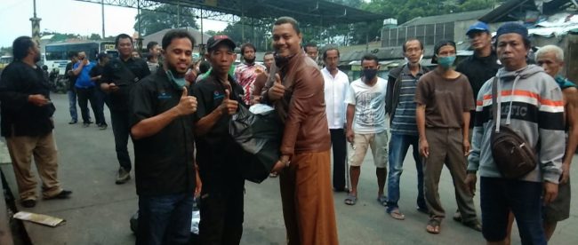 Pemimpin Umum dan Pemimpin Redaksi Kupas Merdeka menyerahkan secara simbolis paket nasi box kepada Ketua KPTB Tedy Irawan di Terminal Baranangsiang, Kota bogor, Jumat 8/5/2020 (dok. KM)