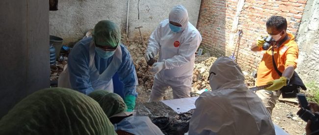 POlisi dan tim forensik menemukan mayat seorang wanita di rumah pelaku penganiayaan di Parungpanjang, Bogor, Sabtu 9/5/2020 (dok. KM)