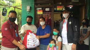 Mensos RI Bersama Wakil Wali Kota Bekasi Serahkan Bantuan Kepada Warga Kota Bekasi, Sabtu 9/5/2020 (dok. KM)