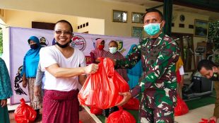 Kol. Anggit E. Y. saat menyerahkan bantuan paket sembako secara simbolis kepada pimpinan ponpes Ayyatirahman, Parung, Gus Mus (dok. KM)