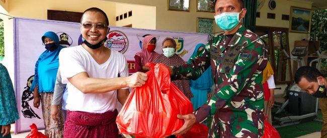 Kol. Anggit E. Y. saat menyerahkan bantuan paket sembako secara simbolis kepada pimpinan ponpes Ayyatirahman, Parung, Gus Mus (dok. KM)