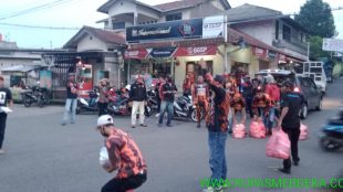 Redaksi Kupas Merdeka dan anggota PAC PP Tamansari membagi-bagikan paket takjil dan nasi box kepada pengguna jalan di Desa Tamansari, Bogor, Sabtu 2/5/2020 (dok. KM)