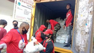 Relawan dari RAB dan Yayasan Ibnu Sina Peduli menurunkan paket sembako untuk dibagikan kepada warga di Jakarta, Selasa 5/5/2020 (dok. KM)