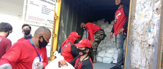 Relawan dari RAB dan Yayasan Ibnu Sina Peduli menurunkan paket sembako untuk dibagikan kepada warga di Jakarta, Selasa 5/5/2020 (dok. KM)