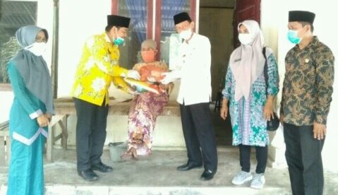 Wabup Pelalawan Zardewan menyerahkan bantuan sembako kepada ODP di Kecamatan Bunut, Jumat 8/5/2020 (dok. KM)