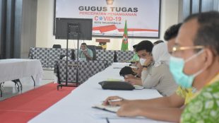 Wali Kota Tanjungbalai M. Syahrial memimpin Rapat Koordinasi Tim Gugus Tugas Percepatan Penanganan COVID-19 untuk upaya pemulangan TKI dari Malaysia, Kamis 30/4/2020 (dok. KM)