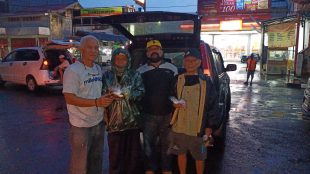 Ketua PWI Subang Nano beserta pengurus saat membagi-bagikan takjil dan masker kepada pelintas di Jalan Kota Pujasera, Jumat 1/5/2020 (dok. KM)