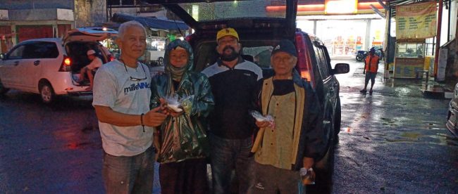 Ketua PWI Subang Nano beserta pengurus saat membagi-bagikan takjil dan masker kepada pelintas di Jalan Kota Pujasera, Jumat 1/5/2020 (dok. KM)