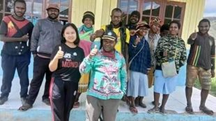 Kepala sekolah SMK N 1 Paniai, Yuliton Degei, staf guru dan siswa foto bersama usai dengar pengumuman kelulusan (dok. KM)