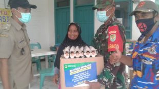 Penyaluran bantuan sosial dari Pemprov Jabar di Desa Tanggulun Barat, Kecamatan Kalijati, Kabupaten Subang (dok. KM)