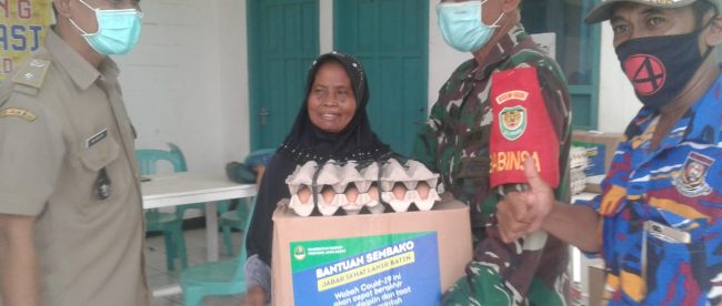 Penyaluran bantuan sosial dari Pemprov Jabar di Desa Tanggulun Barat, Kecamatan Kalijati, Kabupaten Subang (dok. KM)