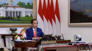 Presiden Joko Widodo mengikuti KTT Gerakan Non-Blok secara virtual dari Istana Merdeka, Jakarta, Senin 4/5/2020 (dok. Setpres)