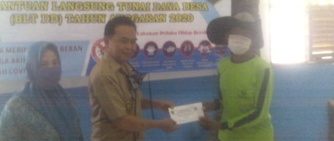 Kepala Desa Sidamulya memagikan BLT kepada 97 KK di wilayahnya, Selasa 5/5/2020 (dok. KM)