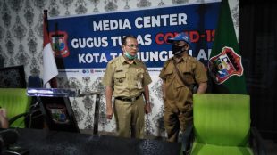 Juru bicara Gugus Tugas Percepatan Penanganan covid-19 Tanjungbalai, Walman Riadi, saat ditemui di kantornya pada Selasa 5/5/2020 (dok. KM)