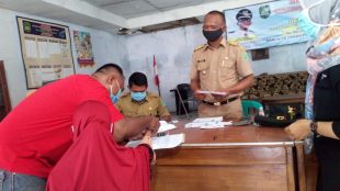 Pendistribusian bantuan langsung tunai dana desa (BLT DD) 2020 di Desa Kosambi, Cipunagara, Subang (dok. KM)