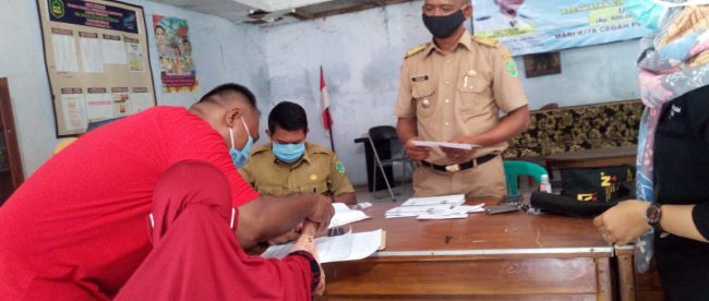 Pendistribusian bantuan langsung tunai dana desa (BLT DD) 2020 di Desa Kosambi, Cipunagara, Subang (dok. KM)