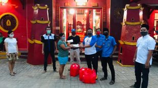 Kader GEMAKU dan KNPI memberikan paket nasi box dan hand sanitizer kepada warga di CIampea, 5/5/2020 (dok. KM)