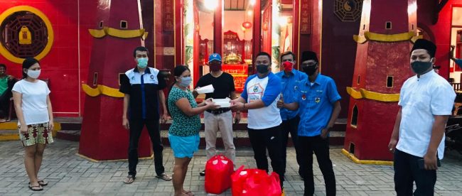 Kader GEMAKU dan KNPI memberikan paket nasi box dan hand sanitizer kepada warga di CIampea, 5/5/2020 (dok. KM)