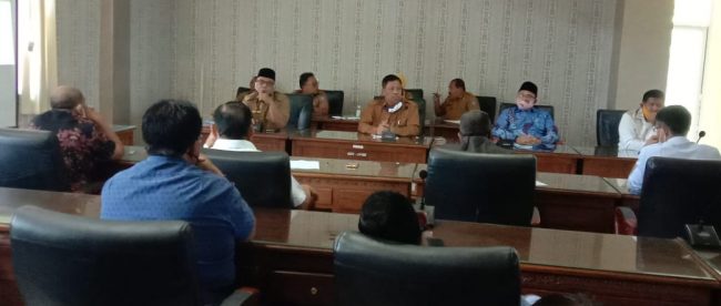 Rapat Koordinasi DPRD Pasaman Barat yang mengundang Bupati dan OPD setempat pada Senin 4/5/2020 (dok. KM)