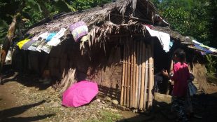 Gubuk tempat tinggal keluarga kakek Yahya (70_, warga Desa Karehkel, Leuwiliang, Kabupaten bogor (dok. KM)