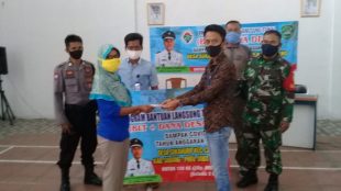 Kades Sukahurip, Cijambe, Subang, memberikan BLT kepada warganya, Kamis 7/5/2020 (dok. KM)