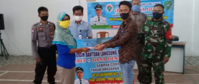 Kades Sukahurip, Cijambe, Subang, memberikan BLT kepada warganya, Kamis 7/5/2020 (dok. KM)