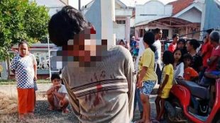 Pencuri yang ditangkap warga Desa Pemaron, Brebes, diikat di tiang bendera sebelum diamankan polisi, Jumat pagi 8/5/2020 (dok. KM)