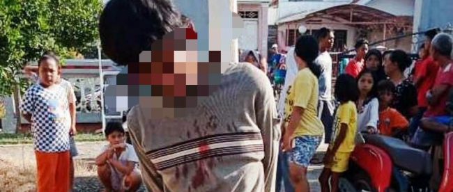 Pencuri yang ditangkap warga Desa Pemaron, Brebes, diikat di tiang bendera sebelum diamankan polisi, Jumat pagi 8/5/2020 (dok. KM)