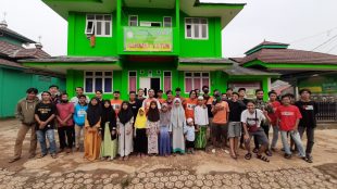 The Jakmania Parungpanjang Memberikan Santunan Kepada Yayasan Al-Barkah (Asrama Yatim) Di Perumnas 1 Parungpanjang, Sabtu Sore 9 Mei 2020 (dok. Hari Setiawan Muhammad Yasin/KM)