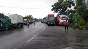 Kondisi bahu jalan raya Serang-Jakarta di depan pabrik gula Cikande Asem yang dijadikan parkiran truk dan kontainer (dok. KM)