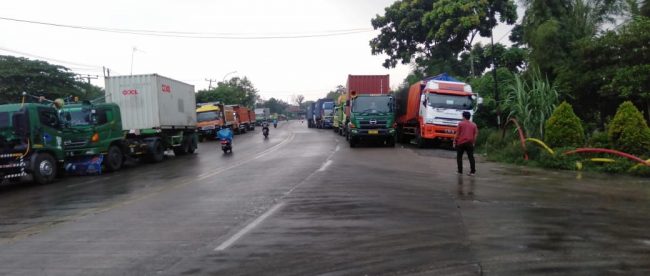Kondisi bahu jalan raya Serang-Jakarta di depan pabrik gula Cikande Asem yang dijadikan parkiran truk dan kontainer (dok. KM)