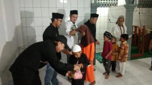 DPD Sundawani Bogor saat pembagian santunan kepada anak yatim di Baranangsiang, Kota Bogor, Minggu 10/5/2020 (dok. KM)