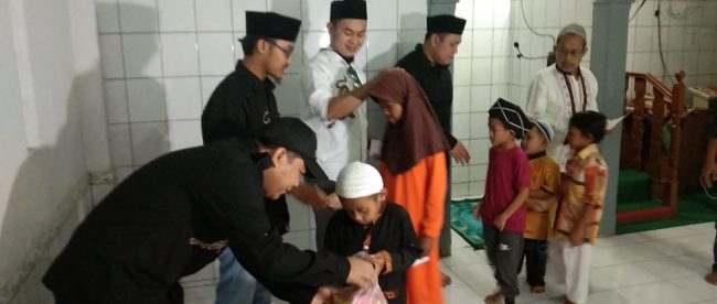 DPD Sundawani Bogor saat pembagian santunan kepada anak yatim di Baranangsiang, Kota Bogor, Minggu 10/5/2020 (dok. KM)