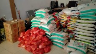 Paket-paket bantuan sembako yang diberikan oleh pihak swasta di gudang Dinsos Pelalawan (dok. KM)