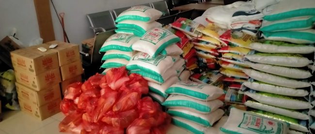 Paket-paket bantuan sembako yang diberikan oleh pihak swasta di gudang Dinsos Pelalawan (dok. KM)