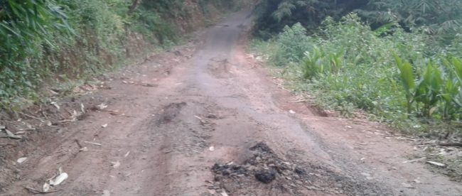Kondisi jalan tembus di Kp. Cikupa RW 06 Dusun 3 Desa Cirangkong ke Desa Sukamelang, Kecamatan Kasomalang (dok. KM)