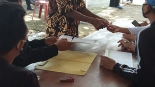 Prosesi pembagian BLT DD di Desa Sumbersari, Pagaden, Subang (dok. KM)