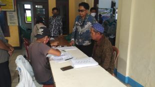 Pemerintah Desa Sidamulya, Kec. Cipunagara, Subang, menyerahkan BLT Kemensos kepada warga (dok. KM)