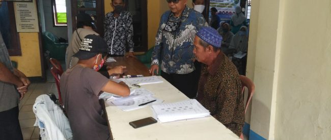 Pemerintah Desa Sidamulya, Kec. Cipunagara, Subang, menyerahkan BLT Kemensos kepada warga (dok. KM)