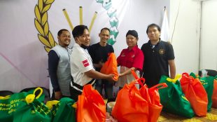 Penyerahan paket bingkisan untuk wartawan PWRI Depok dari perwakilan GSUI, Kamis 13/5/2020 (dok. KM)