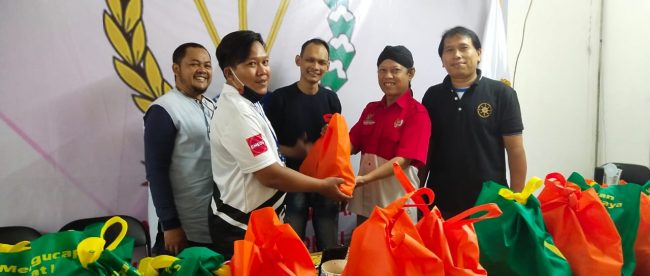 Penyerahan paket bingkisan untuk wartawan PWRI Depok dari perwakilan GSUI, Kamis 13/5/2020 (dok. KM)