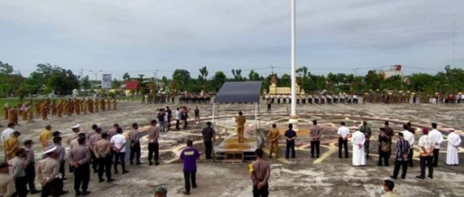 Apel gelar pasukan Pembatasan Sosial Berskala Besar (PSBB) di halaman kantor Bupati Pelalawan, Sabtu 16/5/2020 (dok. KM)