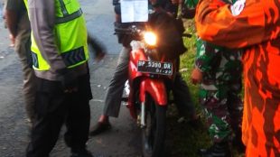 Anggota ormas Pemuda Pancasila bersama kepolisian dan Satpol PP melakukan pemeriksaan terhadap pengendara di perbatasan Subang-Sumedang (dok. KM)