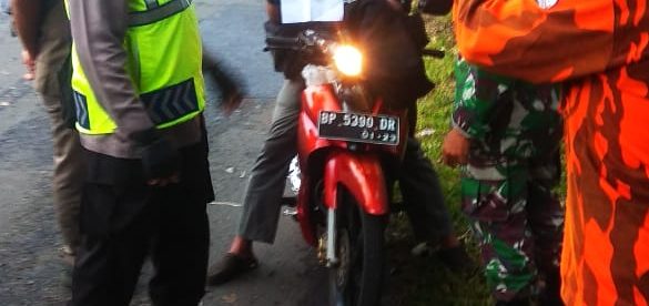 Anggota ormas Pemuda Pancasila bersama kepolisian dan Satpol PP melakukan pemeriksaan terhadap pengendara di perbatasan Subang-Sumedang (dok. KM)