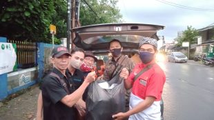 Pimpinan Redaksi, Pimpinan Umum dan Wakil Pimpinan Umum Kupas Merdeka bersama Ketua DPC PWRI Kabupaten Bogor saat pembagian paket takjil di Cibinong, Kabupaten bogor, Rabu 20/5/2020 (dok. KM)