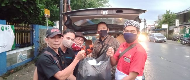 Pimpinan Redaksi, Pimpinan Umum dan Wakil Pimpinan Umum Kupas Merdeka bersama Ketua DPC PWRI Kabupaten Bogor saat pembagian paket takjil di Cibinong, Kabupaten bogor, Rabu 20/5/2020 (dok. KM)