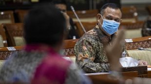 Ketua KPK Firli Bahuri di Kompleks Parlemen, Senayan, Rabu 29/4/2020 (dok. Antara/Sigid Kurniawan/aww)
